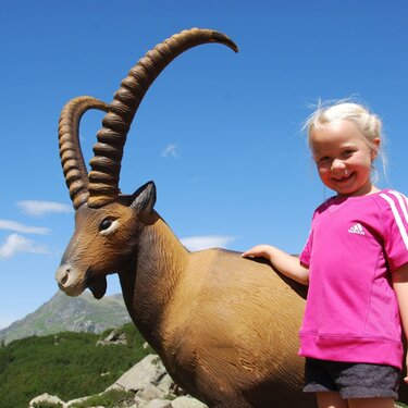 pia mit Steinbock bearbeitet.jpg | © Bergbahnen Silvretta Galtür pia mit Steinbock bearbeitet.jpg | © Bergbahnen Silvretta Galtür
