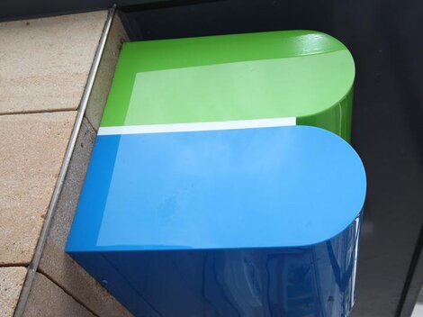 Ein modernes, farbenfrohes Logo besteht aus grünen und blauen Elementen. Es ist klar und stilisiert, ideal für eine markante Außendarstellung.