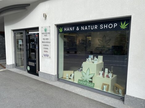 Ein Geschäft mit der Aufschrift „Hanf & Natur Shop“. Im Schaufenster sind verschiedene Produkte aus Hanf ausgestellt.