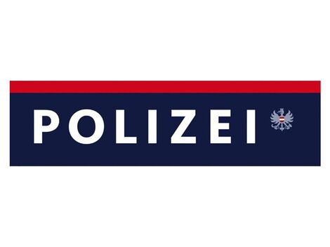 Ein Schild mit dem Wort "POLIZEI" in großen Buchstaben. Darunter ist ein Wappen zu sehen, das mit der Polizei verbunden ist.