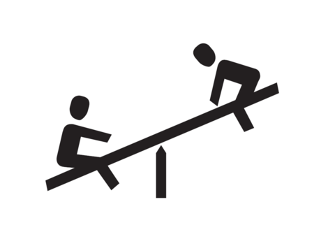 Zwei Figuren auf einer Wippe, die gegeneinander balancieren. Die Szene symbolisiert das Spielen und die Interaktion zwischen Kindern.