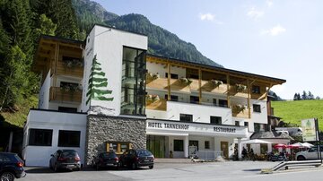 A modern hotel with a clear design in the Alps. The Tannenhof Hotel has an attached restaurant area and a beautiful environment.