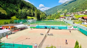 Tennisplatz & Fußballplatz