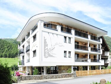 Hotel Ansicht Sommer. Die Umgebung ist grün und lädt zur Erholung ein.