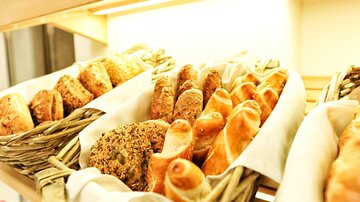 Frische Brötchen und Gebäck in mehreren Körben. Die Backwaren sind lecker und einladend.
