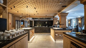 Ein elegantes Restaurant mit Holzverkleidung und einer modernen Theke. Die Beleuchtung schafft eine warme und einladende Atmosphäre.