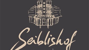 Ein stilisiertes Logo des Seiblis-Hofs mit dem Hinweis „superior“ und einer Darstellung des Gebäudes. Die Farben sind schlicht und elegant, was ein hochwertiges Ambiente vermittelt.